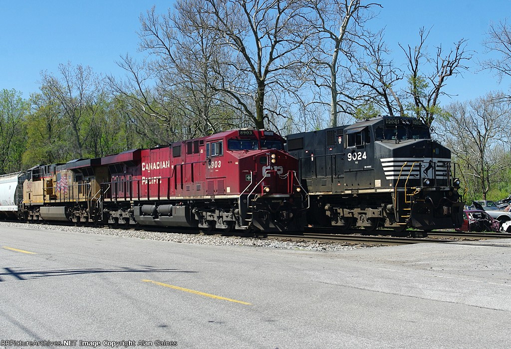 CP ES44AC 8903
